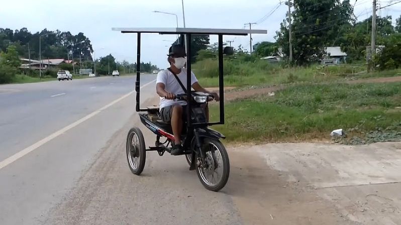 Thajec přestavěl motocykl na elektrickou tříkolku s fotovoltaickým panelem